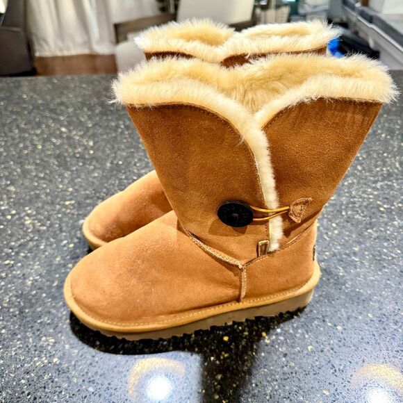 UGG Classic Short Bailey Button Boot. Size 7. - Picture 3 of 9